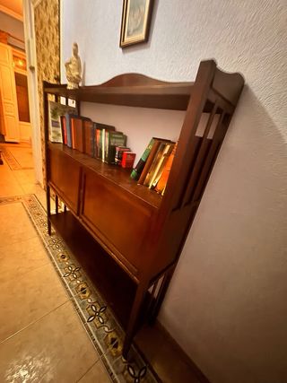 Estantería de madera estilo clásico