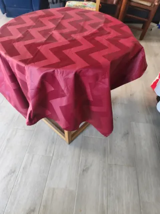 Mesa auxiliar con mantel zig-zag