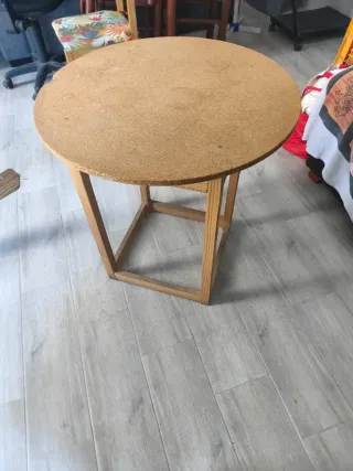 Mesa auxiliar con mantel zig-zag