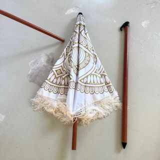 Sombrilla de playa con flecos