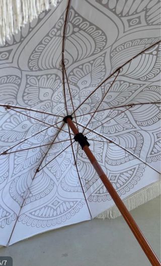 Sombrilla de playa con flecos