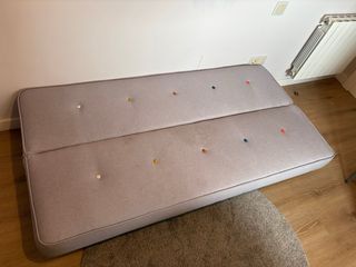 Sofá Cama Beige con Detalles Multicolor