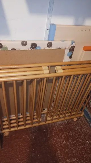 Cuna de madera para bebé Se vende todo junto.