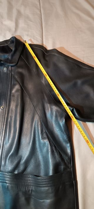 Chaqueta de cuero negra, totalmente nueva.