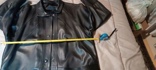 Chaqueta de cuero negra, totalmente nueva.