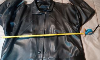 Chaqueta de cuero negra, totalmente nueva.