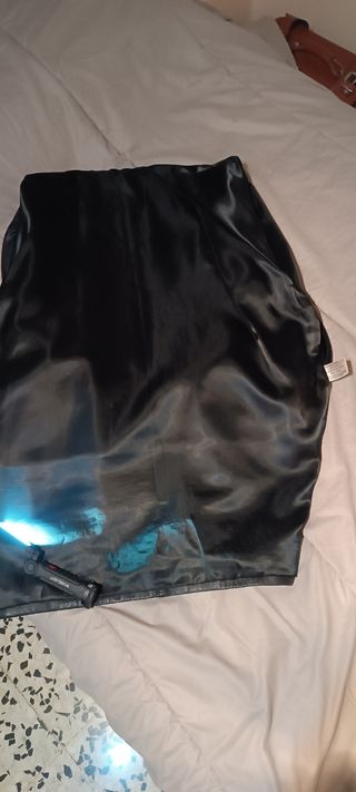 Chaqueta de cuero negra, totalmente nueva.