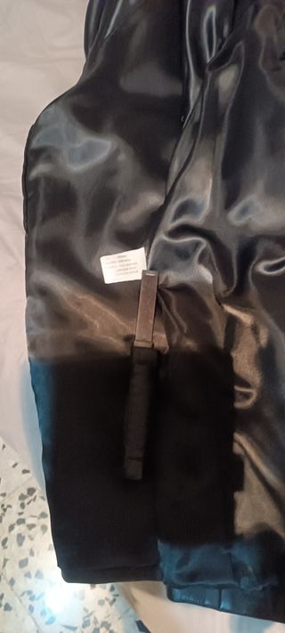 Chaqueta de cuero negra, totalmente nueva.