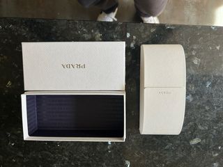 Funda y caja gafas Prada Blanca