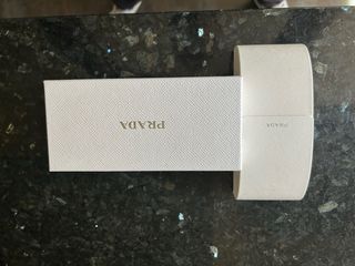 Funda y caja gafas Prada Blanca