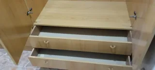 Armario de madera color beige y marrón