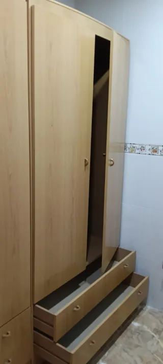 Armario de madera color beige y marrón