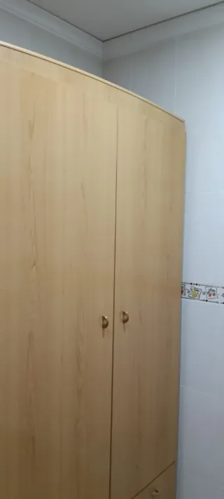 Armario de madera color beige y marrón