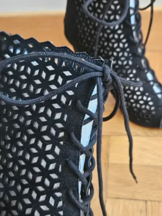 Botines de tacón negros con cordones