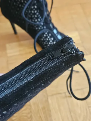 Botines de tacón negros con cordones