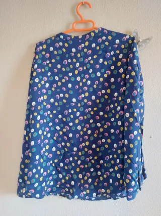 Camisa azul con estampado multicolor