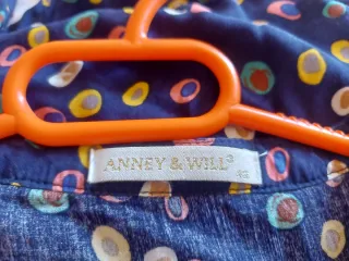 Camisa azul con estampado multicolor