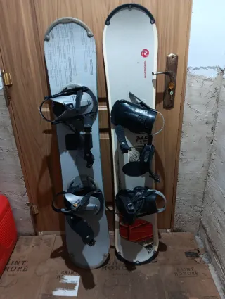 Tavole da snowboard con attacchi