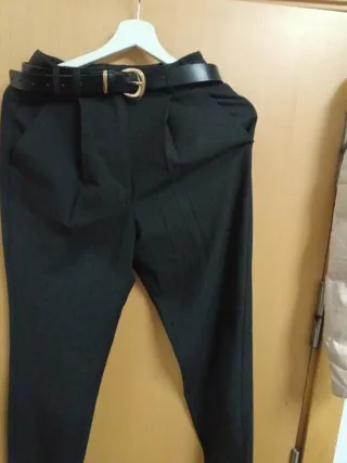 Pantalón negro con cinturón