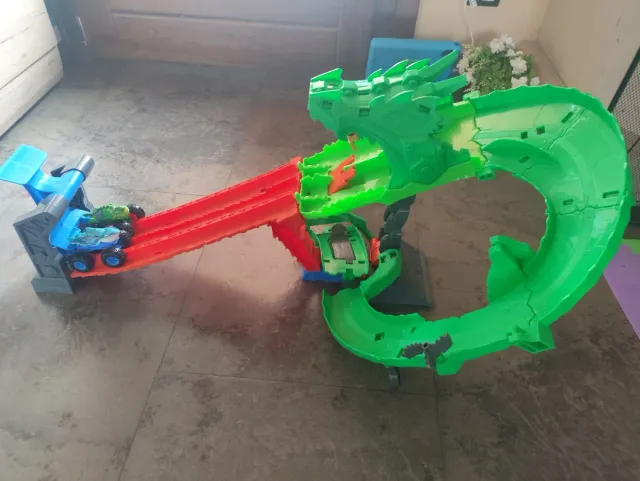 Hot Wheels Monster Trucks Rampa Tiburones vs Dinos