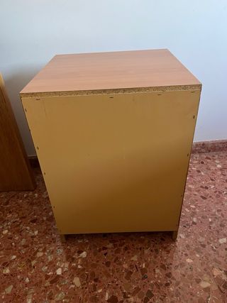 Mesita de noche de madera con 3 cajones