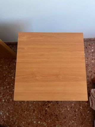 Mesita de noche de madera con 3 cajones