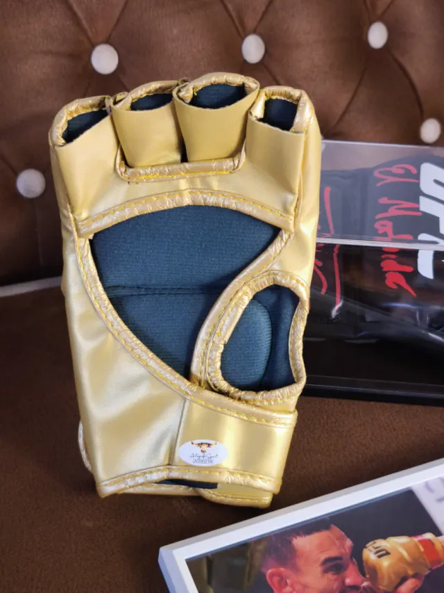 Ilia Topuria UFC Guante Dorado AS