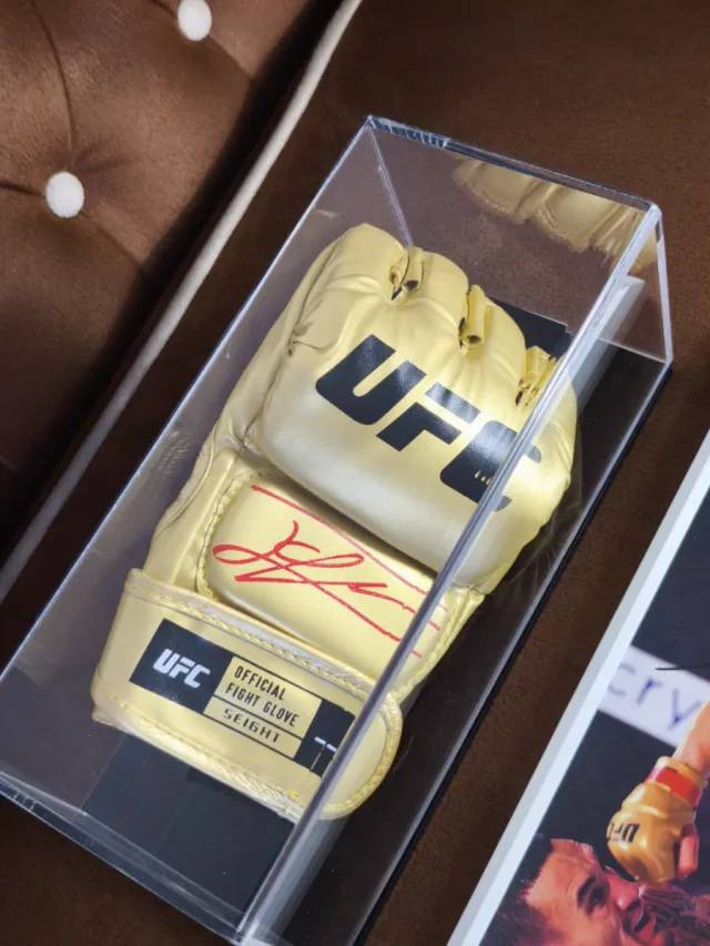 Ilia Topuria UFC Guante Dorado AS