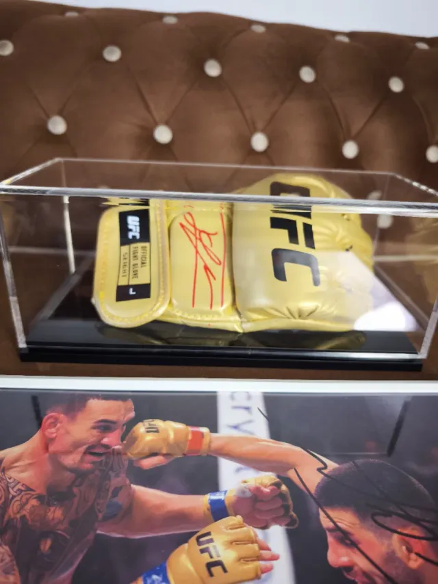 Ilia Topuria UFC Guante Dorado AS