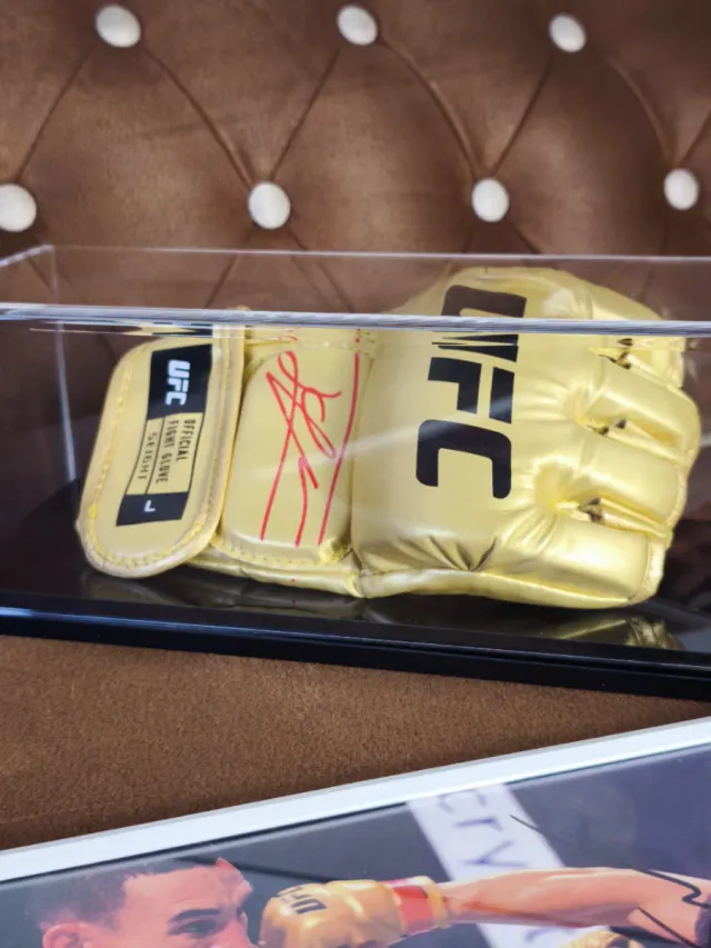 Ilia Topuria UFC Guante Dorado AS