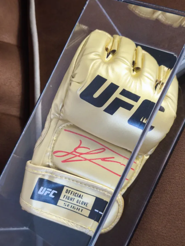 Ilia Topuria UFC Guante Dorado AS