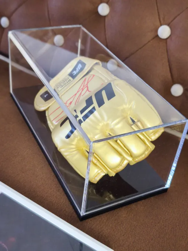 Ilia Topuria UFC Guante Dorado AS