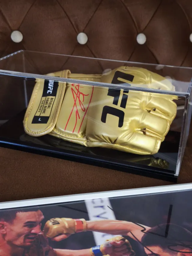 Ilia Topuria UFC Guante Dorado AS