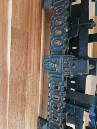 Báscula antigua de latón y hierro