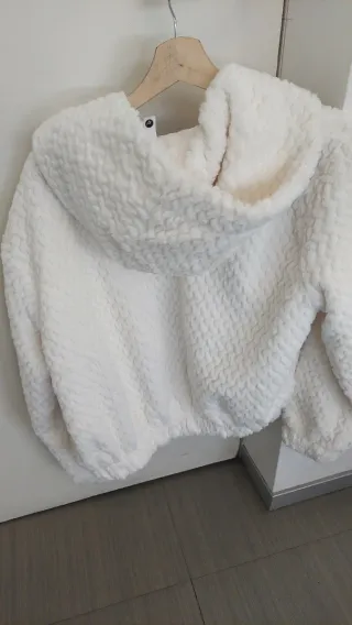 Casaco de pelo branco fofinho