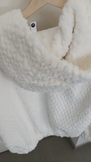 Casaco de pelo branco fofinho