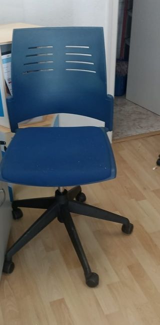 Silla de escritorio con ruedas azul-(2 uds. 50€)