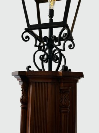 Farola de metal con pedestal de madera