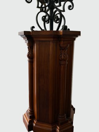 Farola de metal con pedestal de madera