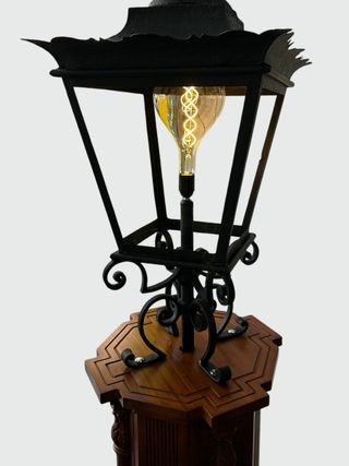 Farola de metal con pedestal de madera