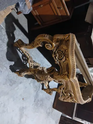 Mesa antigua dorada y marrón