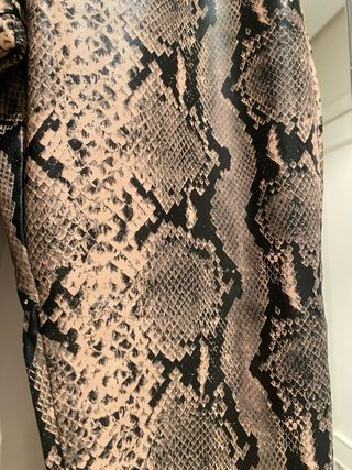 Pantalón polipiel estampado serpiente
