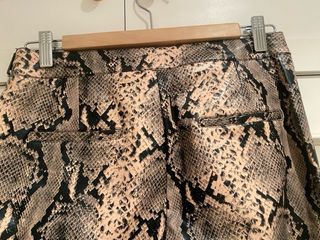 Pantalón polipiel estampado serpiente