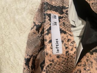 Pantalón polipiel estampado serpiente