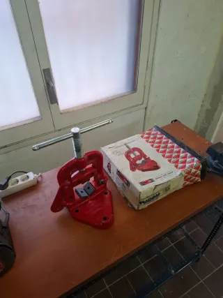 SUPER-EGO TORNILLO DE BANCO PARA TUBOS NUEVO DE 3"
