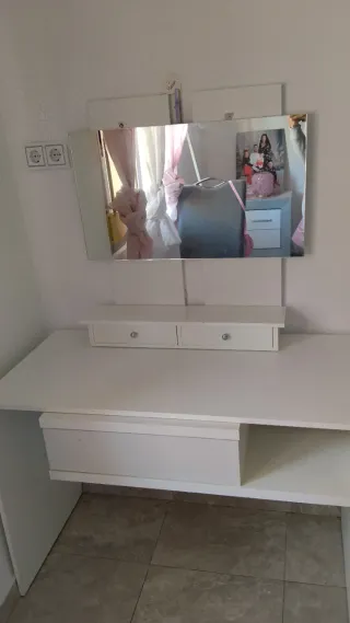 Tocador blanco con espejo