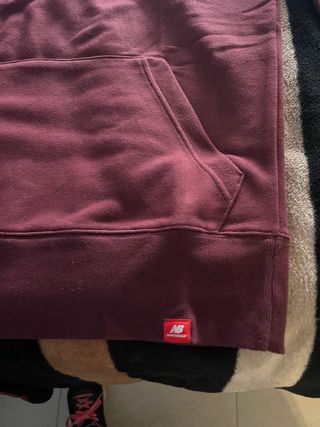 Sudadera New Balance Roja Talla M color burdeo
