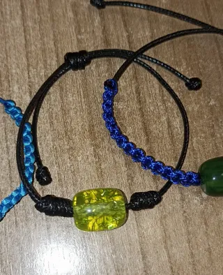 6 pulseras y 1 llavero, a mano