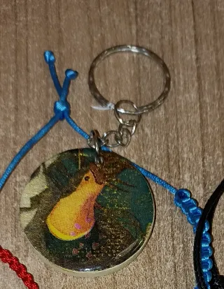 6 pulseras y 1 llavero, a mano