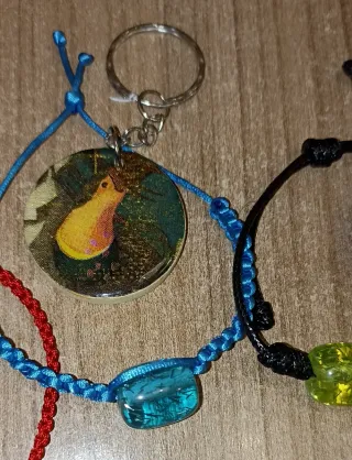 6 pulseras y 1 llavero, a mano